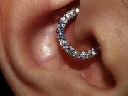 Toucher votre piercing peut introduire des bactéries dans la région et augmenter votre risque d’infection/Anastasia_6886/Shutterstock