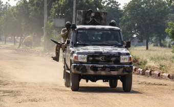 Des-soldats-de-l armée-nigériane-à-bord-d un-véhicule-militaire-à-Ngamdu -au-Nigeria -le-3-novembre-