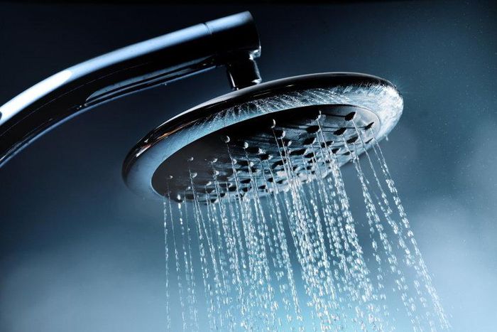 il y a des avantages à ne pas prendre une douche tous les jours.