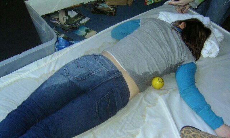Adulte qui a mouillé le lit