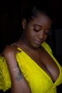 Une jeune femme noire à la poitrine ferme/Tubarones Photography