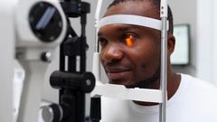 médecin-ophtalmologiste-consultant-patient