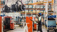 Un employé dans une usine en Afrique du Sud