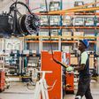 Un employé dans une usine en Afrique du Sud