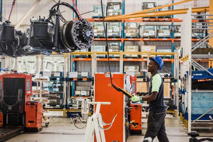 Un employé dans une usine en Afrique du Sud