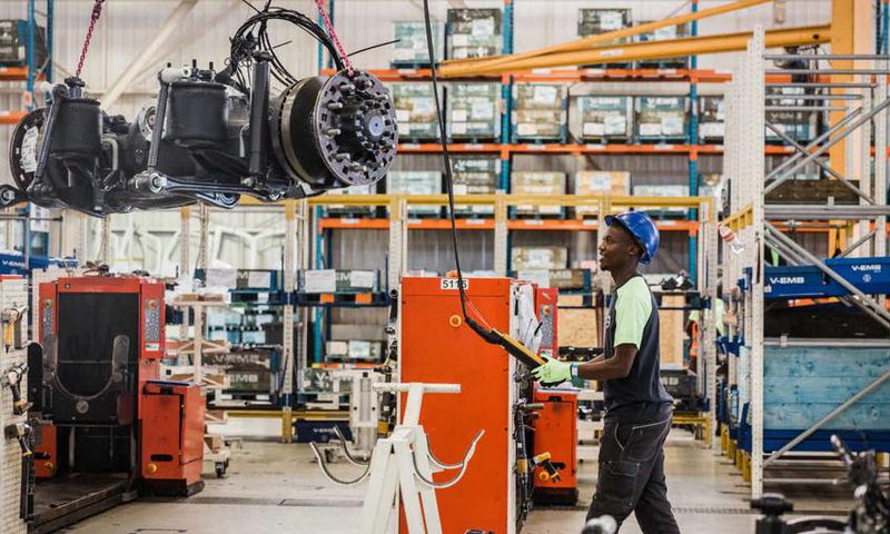 Un employé dans une usine en Afrique du Sud