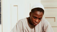 Un enfant lisant le coran