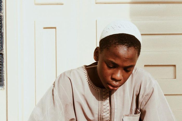 Un enfant lisant le coran