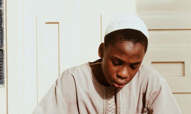 Un enfant lisant le coran