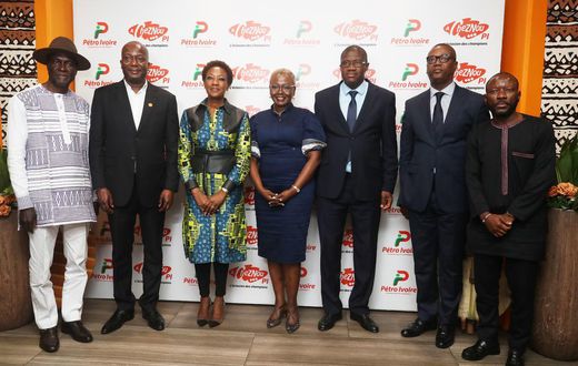 Photo de famille pour le lancement de "A ChezNou PI" de Petro Ivoire