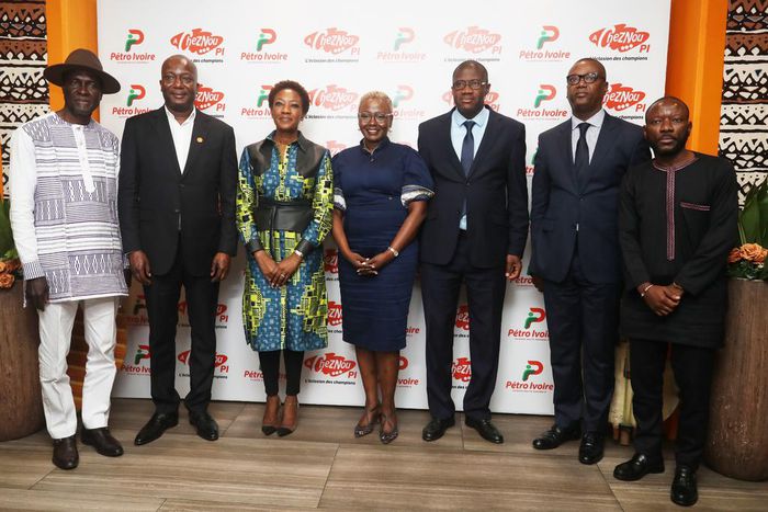 Photo de famille pour le lancement de "A ChezNou PI" de Petro Ivoire