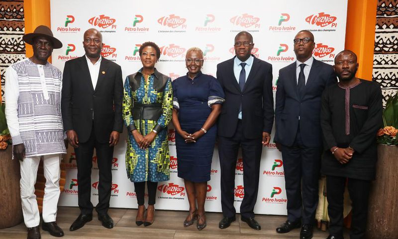 Photo de famille pour le lancement de "A ChezNou PI" de Petro Ivoire
