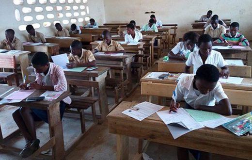 Des élèves qui composent en Côte d'Ivoire