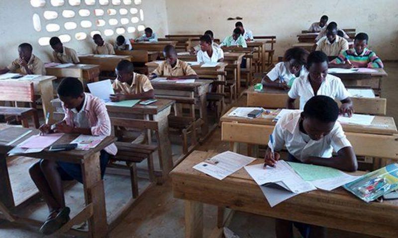 Des élèves qui composent en Côte d'Ivoire