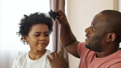 Un père peigne les cheveux de son fils / August De Richelieu