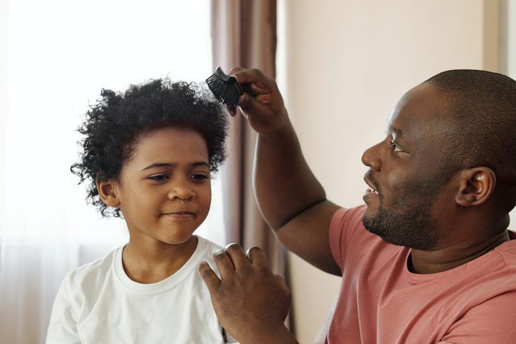 Un père peigne les cheveux de son fils / August De Richelieu