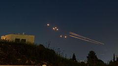 Le système de défense anti-aérien dans le nord d'Israël intercepte des roquettes lancées depuis le Liban le 12 avril 2024