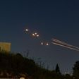Le système de défense anti-aérien dans le nord d'Israël intercepte des roquettes lancées depuis le Liban le 12 avril 2024