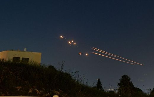 Le système de défense anti-aérien dans le nord d'Israël intercepte des roquettes lancées depuis le Liban le 12 avril 2024