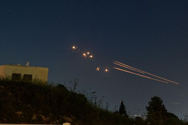 Le système de défense anti-aérien dans le nord d'Israël intercepte des roquettes lancées depuis le Liban le 12 avril 2024