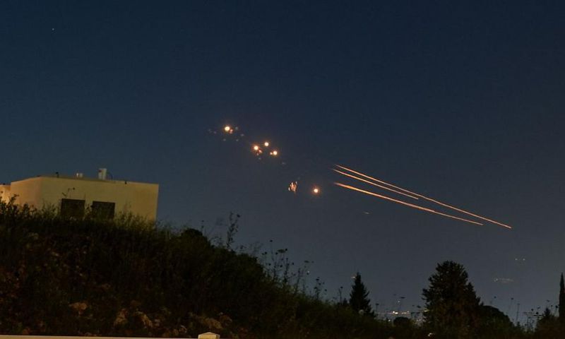 Le système de défense anti-aérien dans le nord d'Israël intercepte des roquettes lancées depuis le Liban le 12 avril 2024