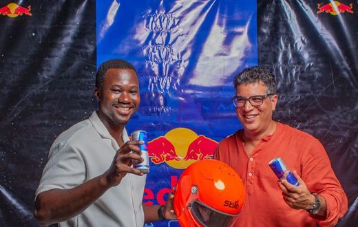 Red Bull célèbre la victoire de Verstappen avec des passionnés de Formule 1 à Abidjan