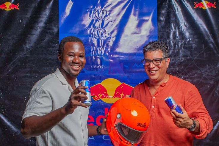 Red Bull célèbre la victoire de Verstappen avec des passionnés de Formule 1 à Abidjan