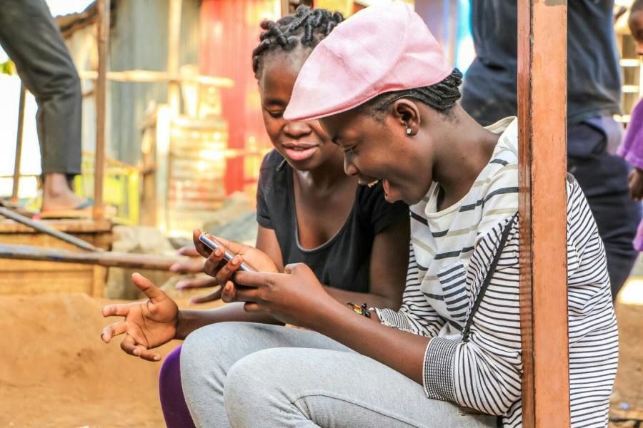 Des jeunes dames avec un smartphone/File