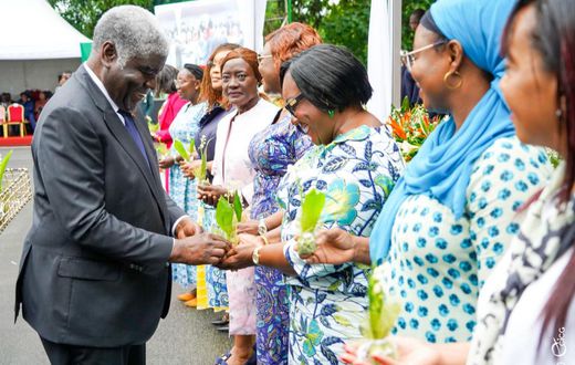 Le Premier Ministre Beugré Mambé et la Ministre de la fonction publique, Anne Ouloto