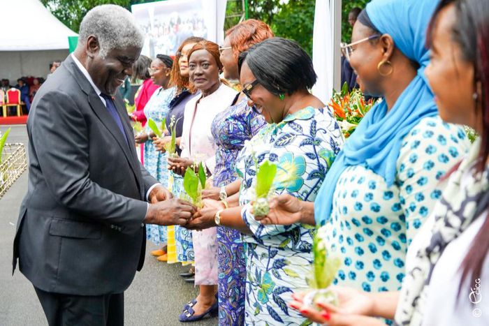 Le Premier Ministre Beugré Mambé et la Ministre de la fonction publique, Anne Ouloto