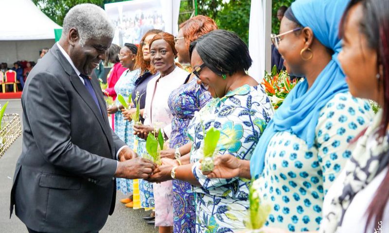 Le Premier Ministre Beugré Mambé et la Ministre de la fonction publique, Anne Ouloto
