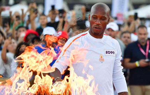 Didier Drogba allume la flamme olympique