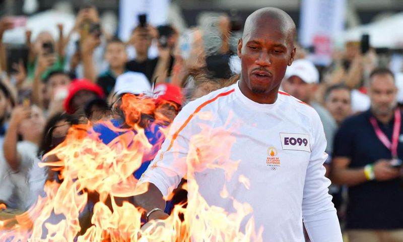 Didier Drogba allume la flamme olympique