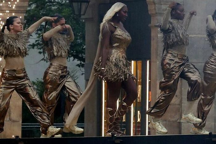 Aya Nakamura brille lors de la cérémonie d'ouverture des Jeux Olympiques de Paris 2024