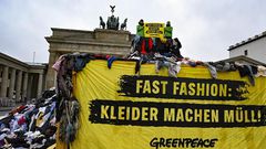Greenpeace manifeste contre la pollution et l’écoblanchiment de l’industrie de la mode
