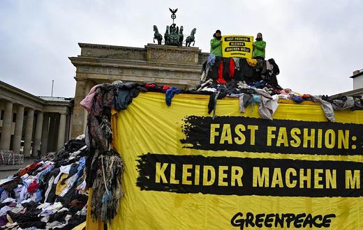 Greenpeace manifeste contre la pollution et l’écoblanchiment de l’industrie de la mode