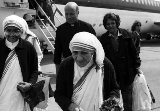 mere-teresa-a-laeroport-de-vienne-en-juin-1987
