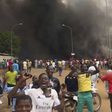 Le siège du parti au pouvoir brûlant dans le dos, les partisans des soldats mutins manifestent à Niamey, Niger