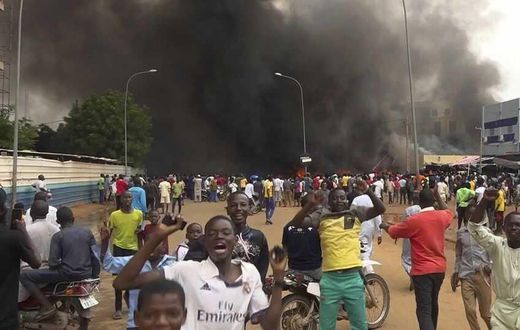 Le siège du parti au pouvoir brûlant dans le dos, les partisans des soldats mutins manifestent à Niamey, Niger