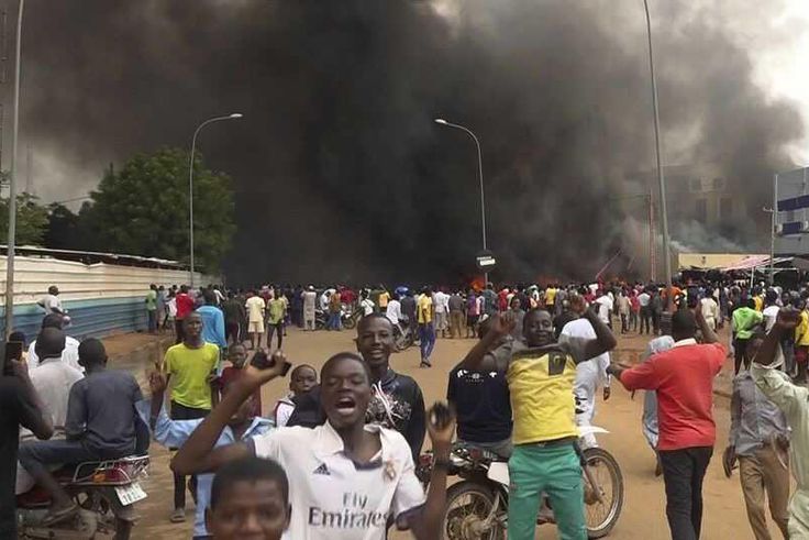 Le siège du parti au pouvoir brûlant dans le dos, les partisans des soldats mutins manifestent à Niamey, Niger