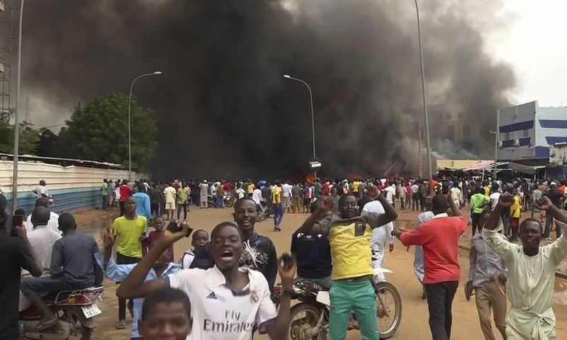 Le siège du parti au pouvoir brûlant dans le dos, les partisans des soldats mutins manifestent à Niamey, Niger