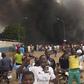Le siège du parti au pouvoir brûlant dans le dos, les partisans des soldats mutins manifestent à Niamey, Niger