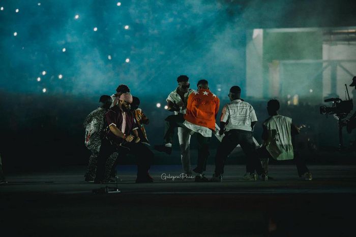 Les auteurs du Coup du marteau à la cérémonie de clôture de la CAN