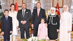 Le roi Mohammed VI du Maroc, son épouse Lalla Salma et leurs enfants, avec le président de la Turquie et sa famille à Istanbul, le 27 décembre 2014
