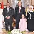 Le roi Mohammed VI du Maroc, son épouse Lalla Salma et leurs enfants, avec le président de la Turquie et sa famille à Istanbul, le 27 décembre 2014