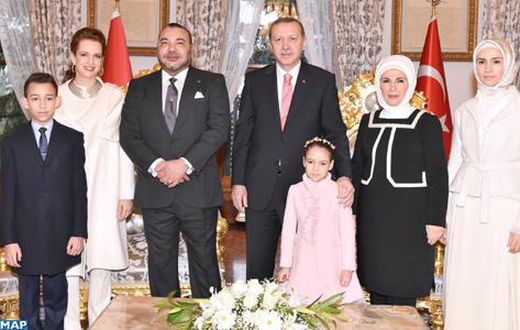 Le roi Mohammed VI du Maroc, son épouse Lalla Salma et leurs enfants, avec le président de la Turquie et sa famille à Istanbul, le 27 décembre 2014