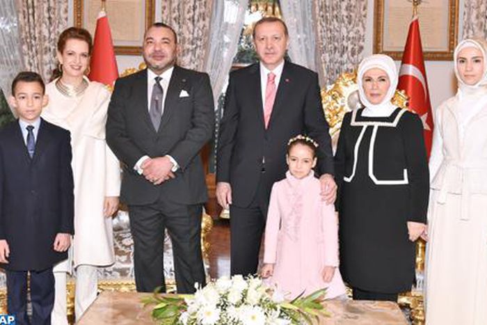 Le roi Mohammed VI du Maroc, son épouse Lalla Salma et leurs enfants, avec le président de la Turquie et sa famille à Istanbul, le 27 décembre 2014