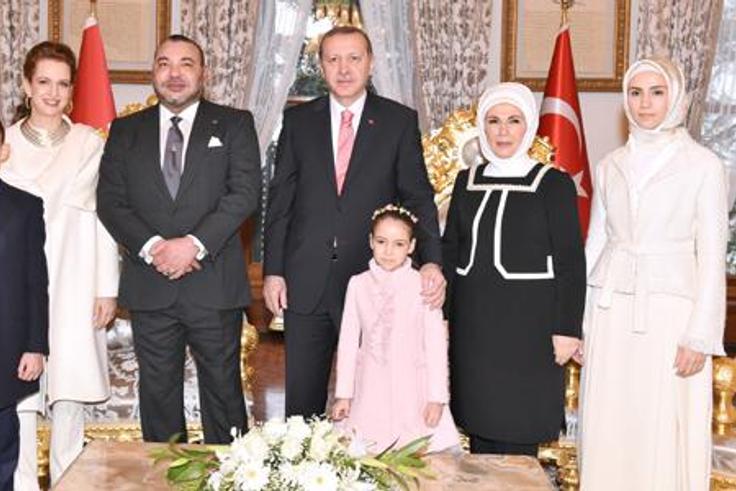 Le roi Mohammed VI du Maroc, son épouse Lalla Salma et leurs enfants, avec le président de la Turquie et sa famille à Istanbul, le 27 décembre 2014