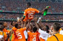 Max Gradel porté en triomphe par ses coéquipiers/Le Grouilleur 3.0
