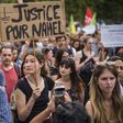 Une pancarte en hommage à Nahel au milieu de la manifestation des Soulèvements de la Terre, à Paris.